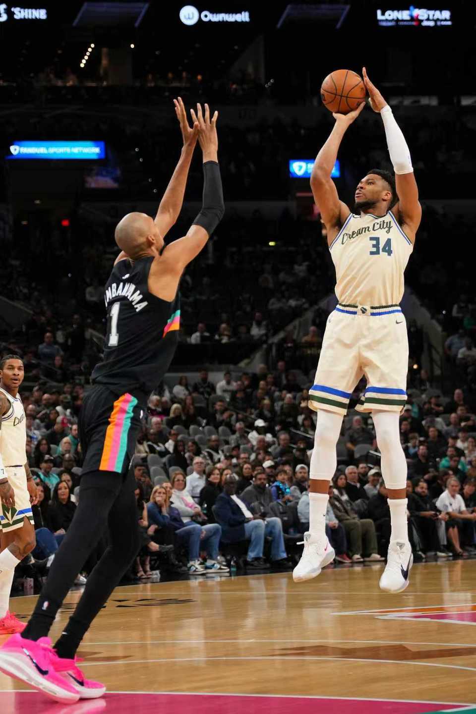 升西部第二!文班22+10受伤惊魂 马刺最多领先39分大胜雄鹿