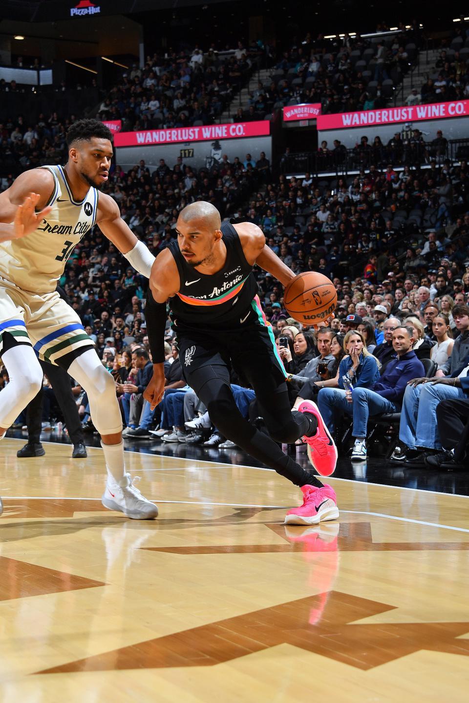 升西部第二!文班22+10受伤惊魂 马刺最多领先39分大胜雄鹿