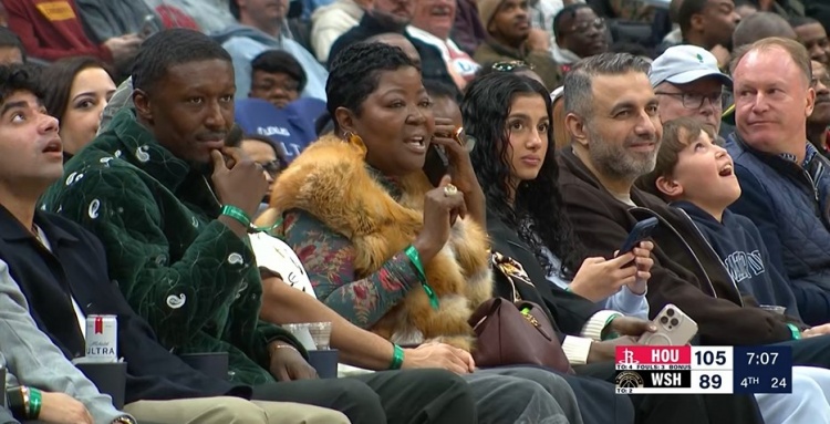 聚合-强力后援团！杜兰特母亲来到现场观战火箭对阵奇才