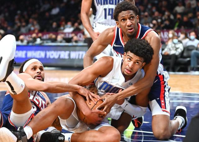 1640078026766038807.jpg 两杯毒酒挑一杯 疫情之下NBA选择咬牙坚持