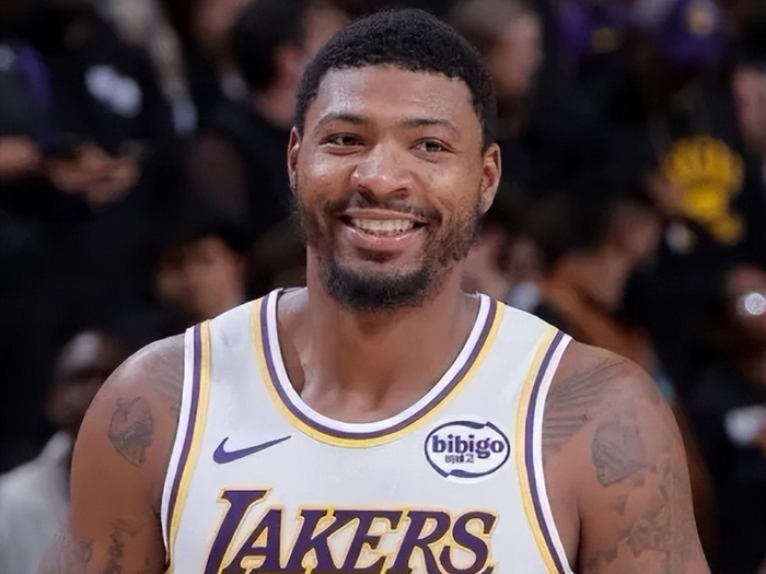 互动-斯玛特和海斯打成最大赢家!雷迪克发布会公开称赞,统治内外线!|湖人|马库斯-斯玛特|新奥尔良鹈鹕队|贾克森·海斯|JJ-雷迪克_新浪体育_新浪新闻