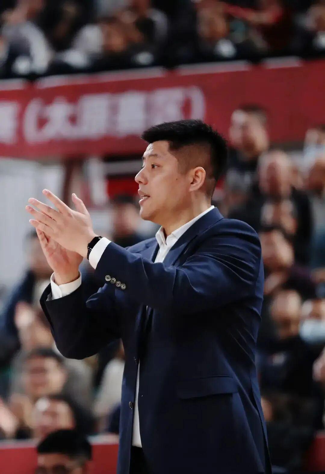 互动-断崖式下滑！CBA三分王成铁匠，四年顶薪合同