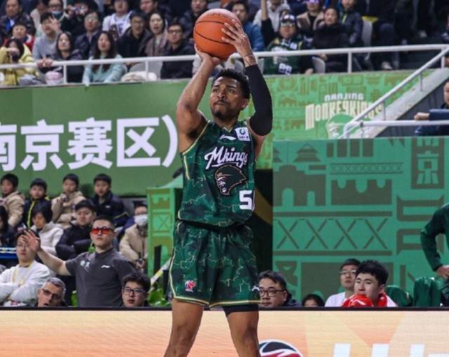 足球-轰32+12后又砍43+8！CBA又一顶级小外援诞生，能否率队再创奇迹？