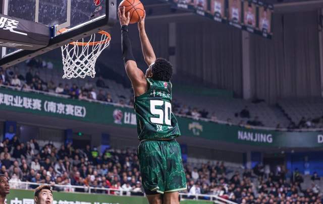 足球-轰32+12后又砍43+8！CBA又一顶级小外援诞生，能否率队再创奇迹？