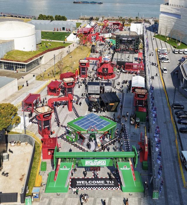 互动-从《飞驰人生》到飞驰人生:2026格子旗嘉年华启幕 经典F1战车亮相西岸