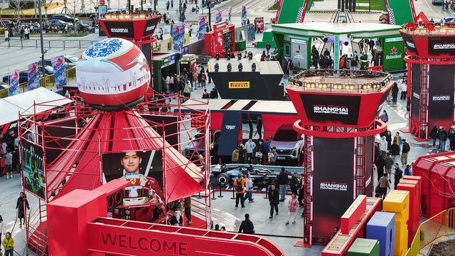 互动-从《飞驰人生》到飞驰人生:2026格子旗嘉年华启幕 经典F1战车亮相西岸