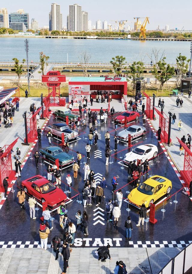 互动-从《飞驰人生》到飞驰人生:2026格子旗嘉年华启幕 经典F1战车亮相西岸