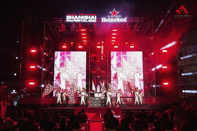 互动-从《飞驰人生》到飞驰人生:2026格子旗嘉年华启幕 经典F1战车亮相西岸