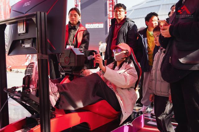 互动-从《飞驰人生》到飞驰人生:2026格子旗嘉年华启幕 经典F1战车亮相西岸