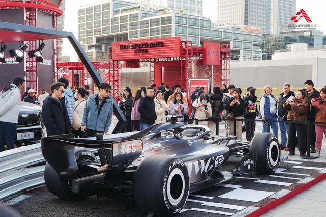 互动-从《飞驰人生》到飞驰人生:2026格子旗嘉年华启幕 经典F1战车亮相西岸