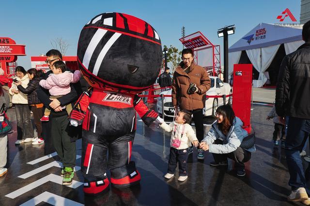 互动-从《飞驰人生》到飞驰人生:2026格子旗嘉年华启幕 经典F1战车亮相西岸