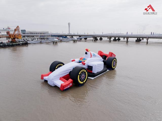 互动-从《飞驰人生》到飞驰人生:2026格子旗嘉年华启幕 经典F1战车亮相西岸