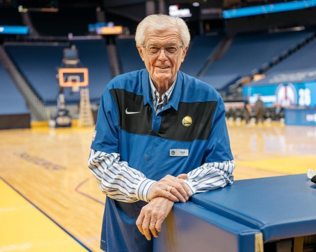 1610210414429096848.jpg 搜狐体育权威社区-真就一人一城呗!勇士主场记分员效力58年终退休