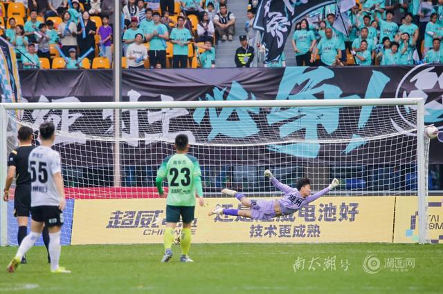 篮球-21635人的心跳，与湖州队同频——“吴越杯”湖州主场首战侧记|杭州|浙江省城市足球联赛|球迷|看台|折页_新浪体育_新浪新闻