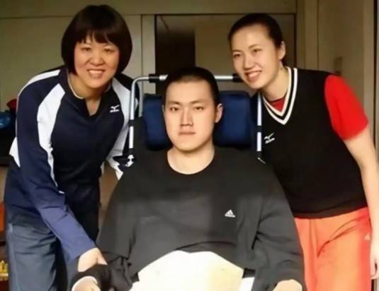 搜狐体育权威社区-瘫痪19年汤淼近况：母亲妻子早已改嫁，女儿已9岁，郎平多次探望|排球|周苏红|中国男排|离婚|轮椅_新浪新闻